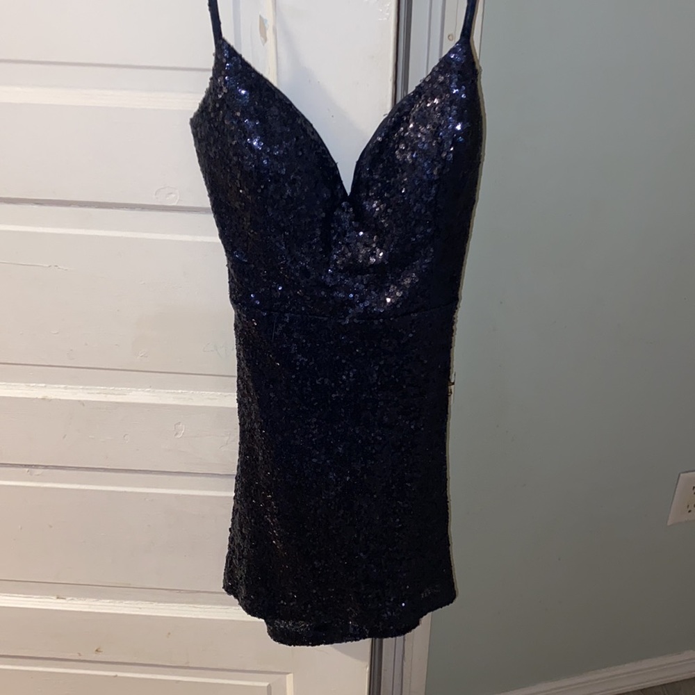Size 7/8 navy blue form fitted homecoming dress, only worn once - Picture 3 of 4